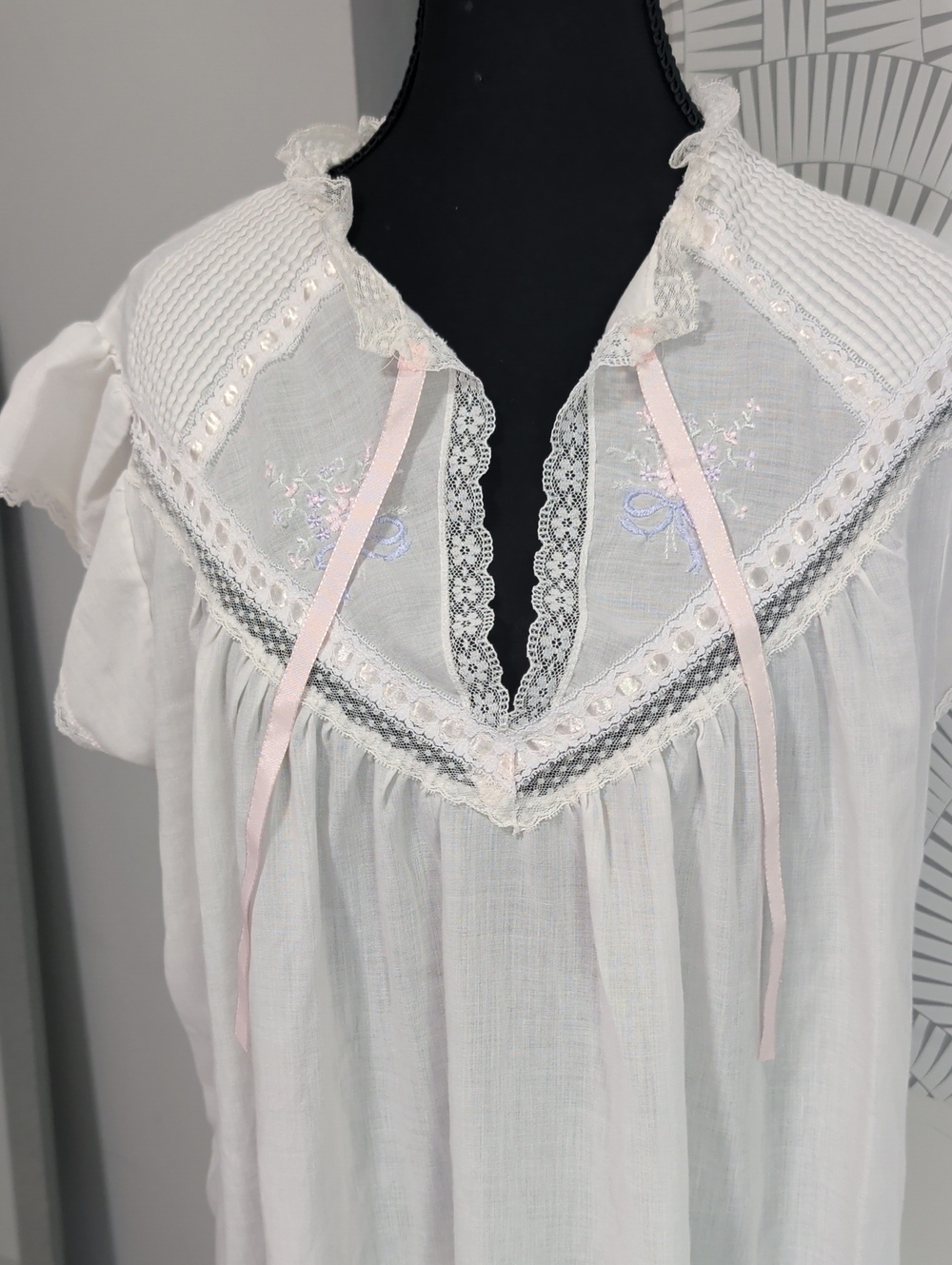 Vintage White Lace-Trim Cotton Nightgown with Ribbon Accent - Picture 3 of 7